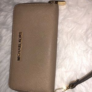 Beige Michael Kors Wallet (authentic)